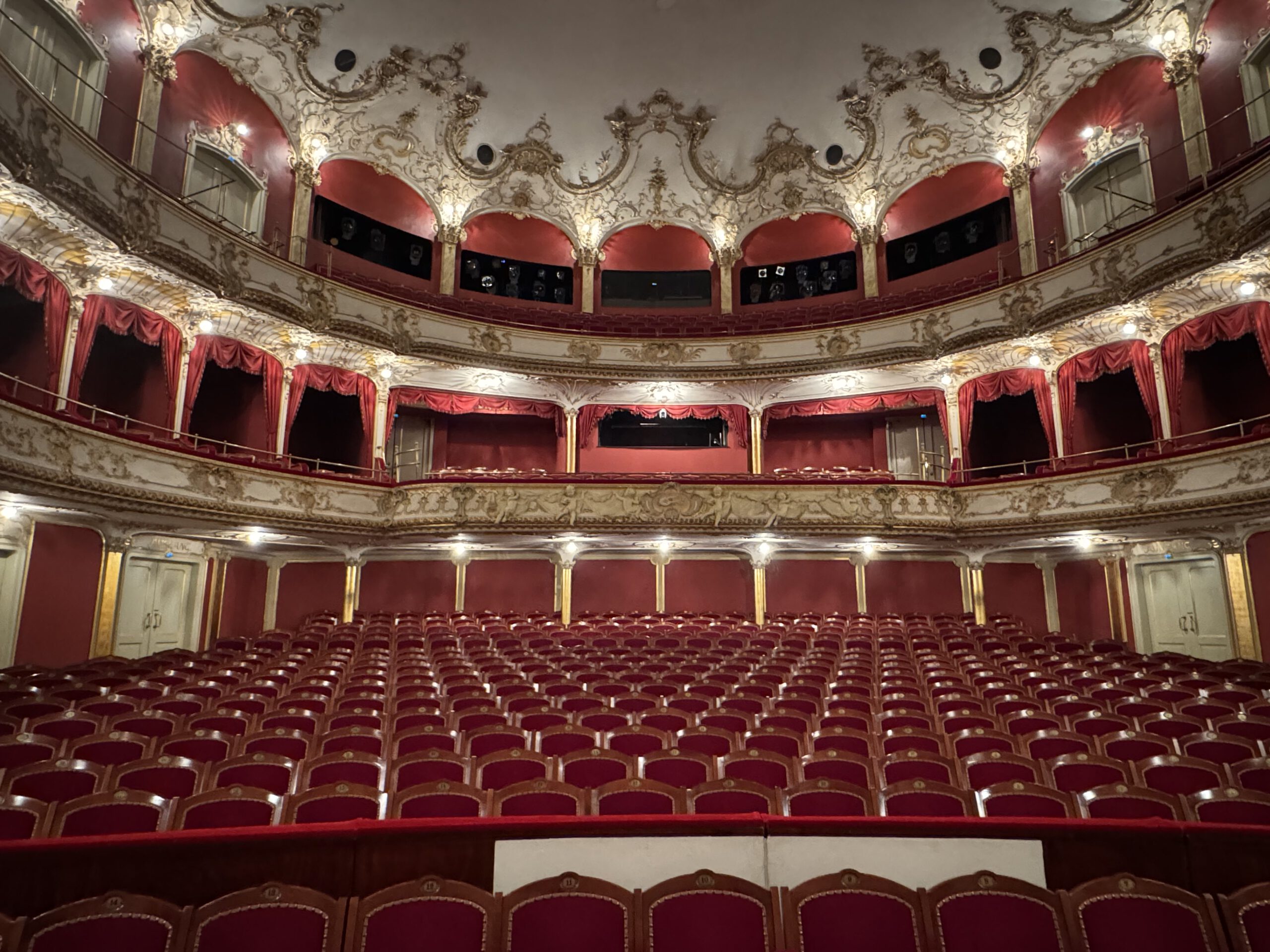 Mehr über den Artikel erfahren Vor und hinter den Kulissen – ein Theaterbesuch der 8. Klassen 
