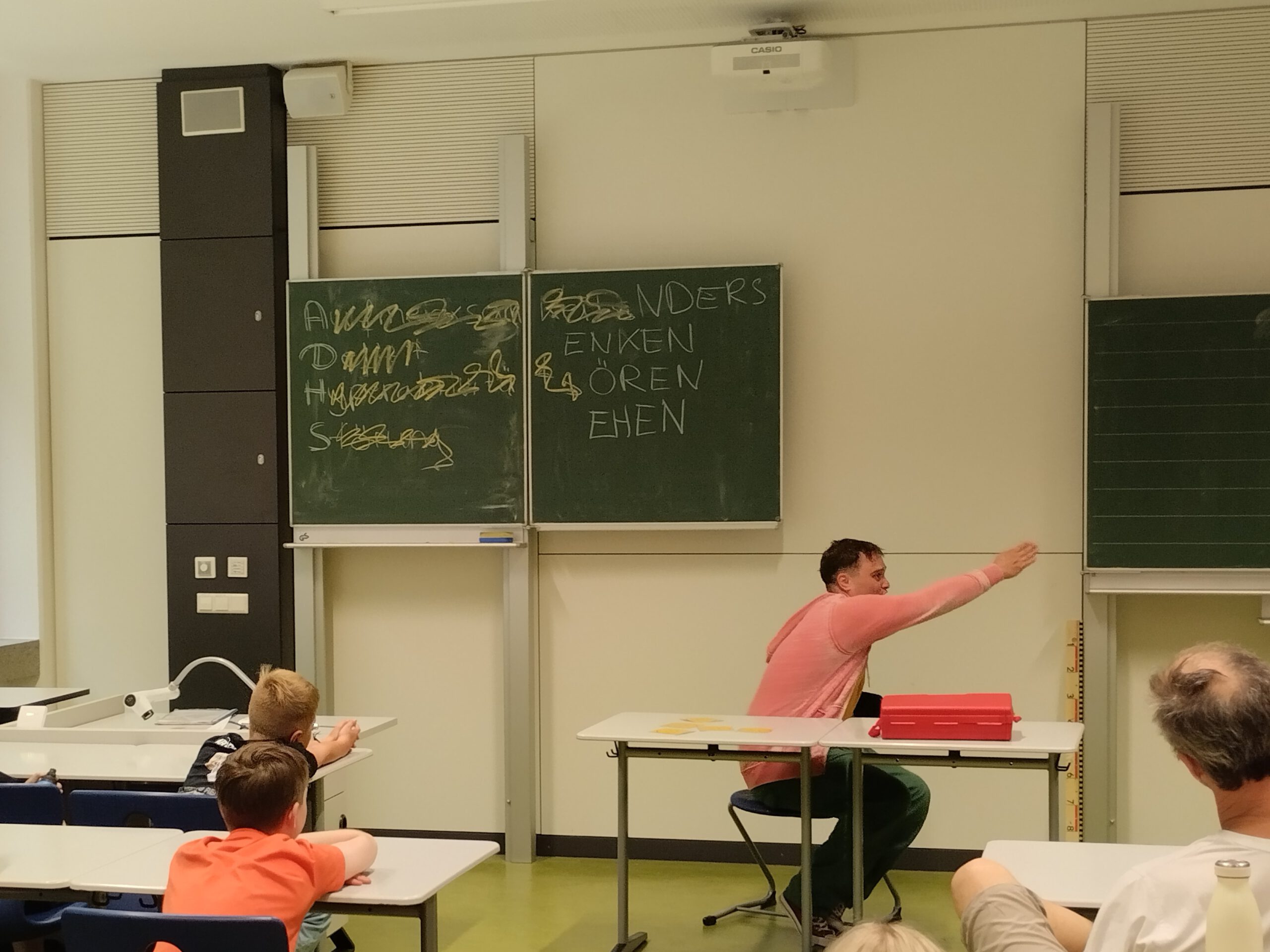 Mehr über den Artikel erfahren Unsere Fünftklässler erleben Theater hautnah!