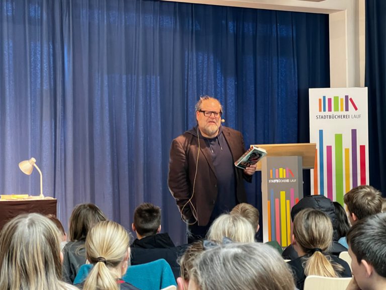 Mehr über den Artikel erfahren Laufer Literaturtage „LesArt 2025“: Christian Linker begeistert die 5. Klassen  